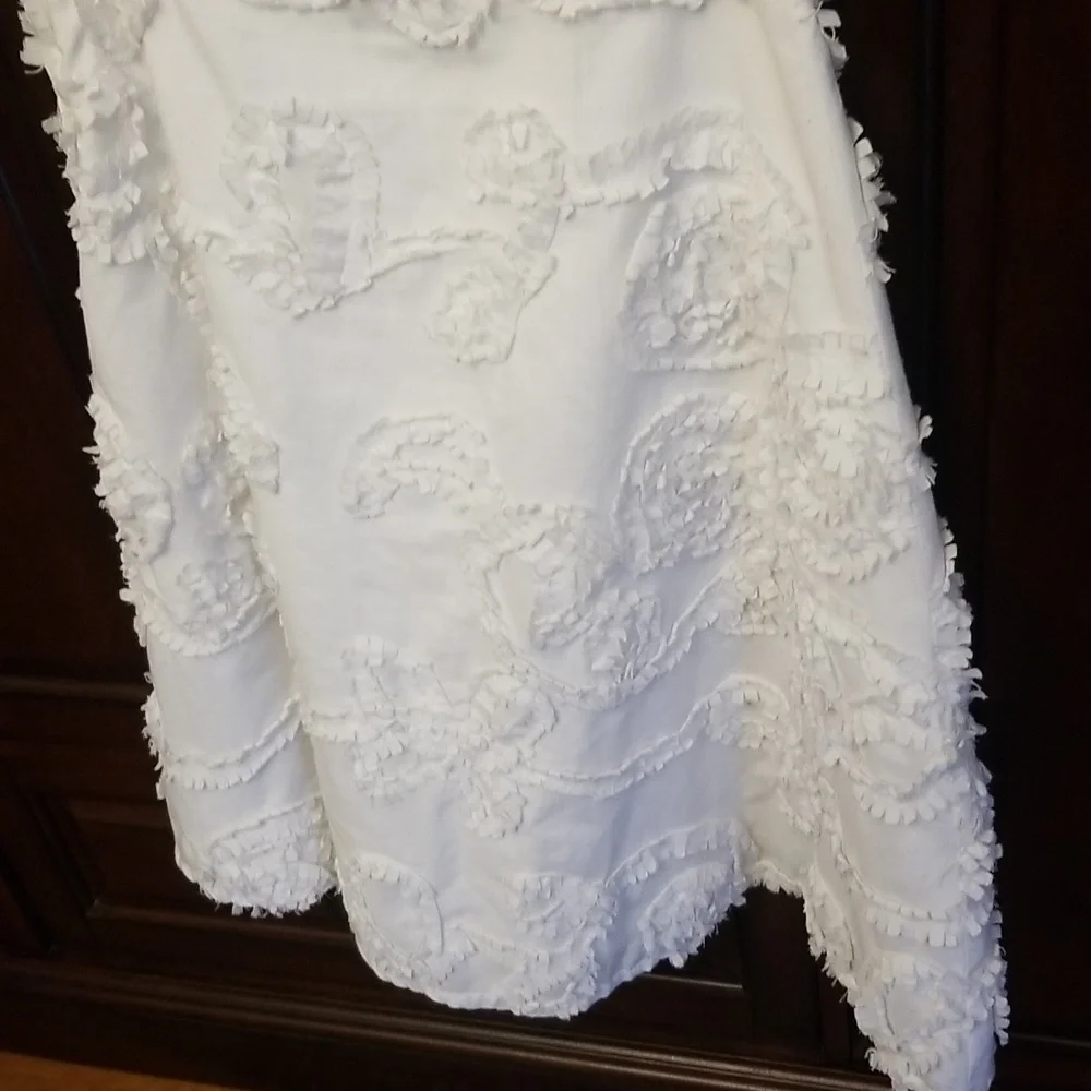 $5 ITEM. White detailed Will's River Co. Skirt. Size 4. MUST BUNDLE - Picture 6 of 8